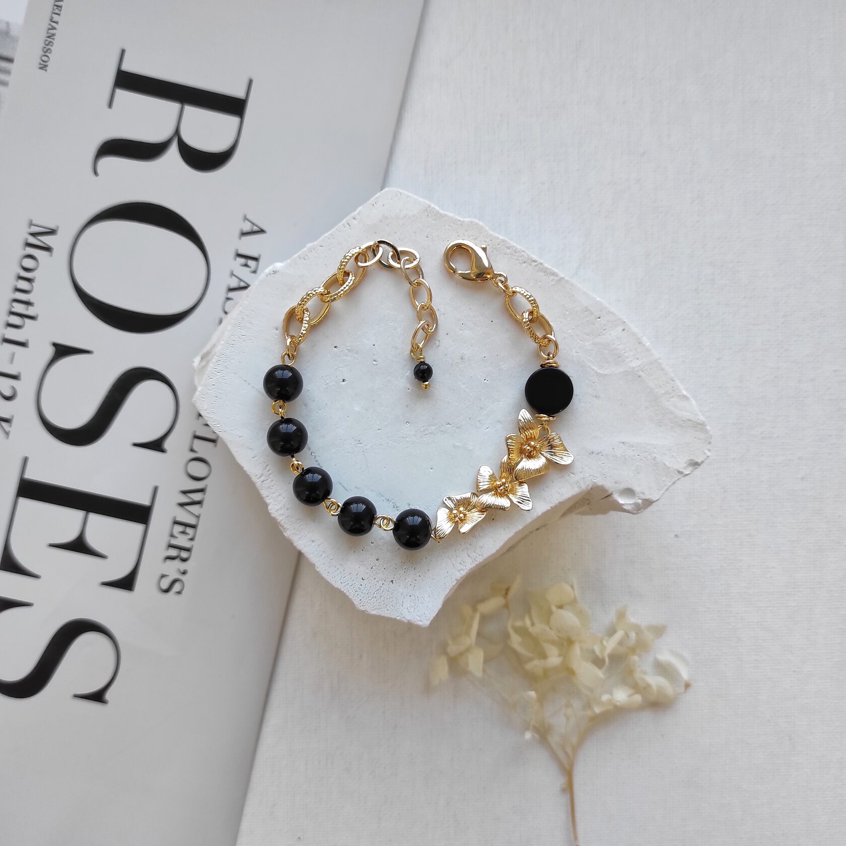 Браслет с черным агатом и цветами орхидеи в позолоченной фурнитуре