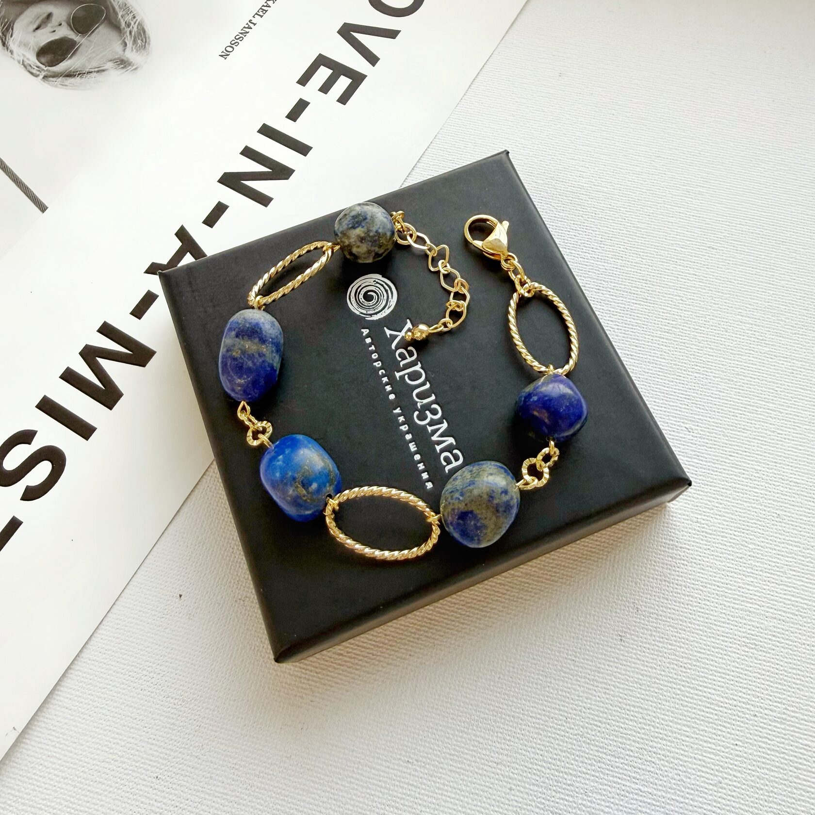 Браслет из лазурита, камни бочонки в позолоченной фурнитуре