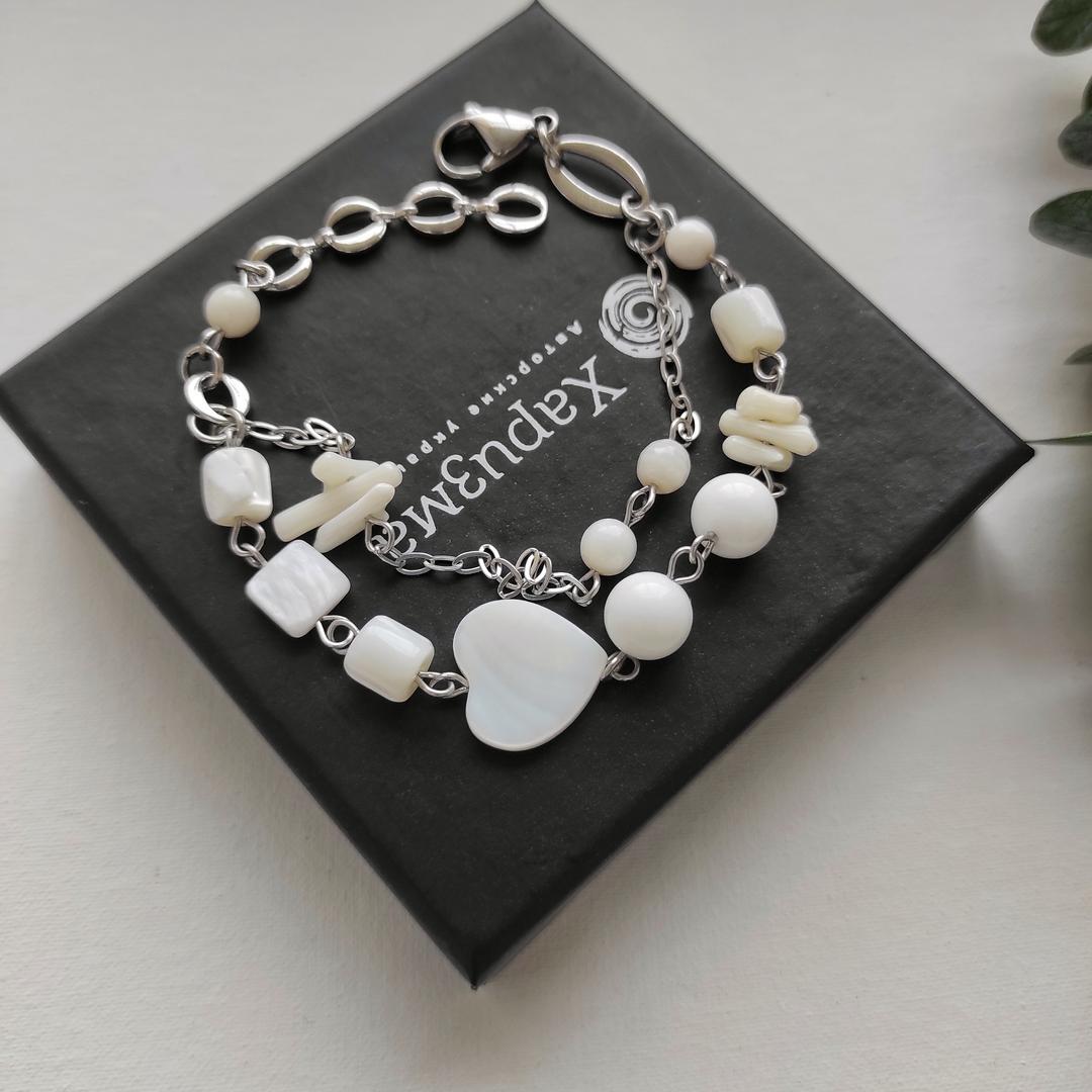 Браслет с перламутром и кораллом в белом металле