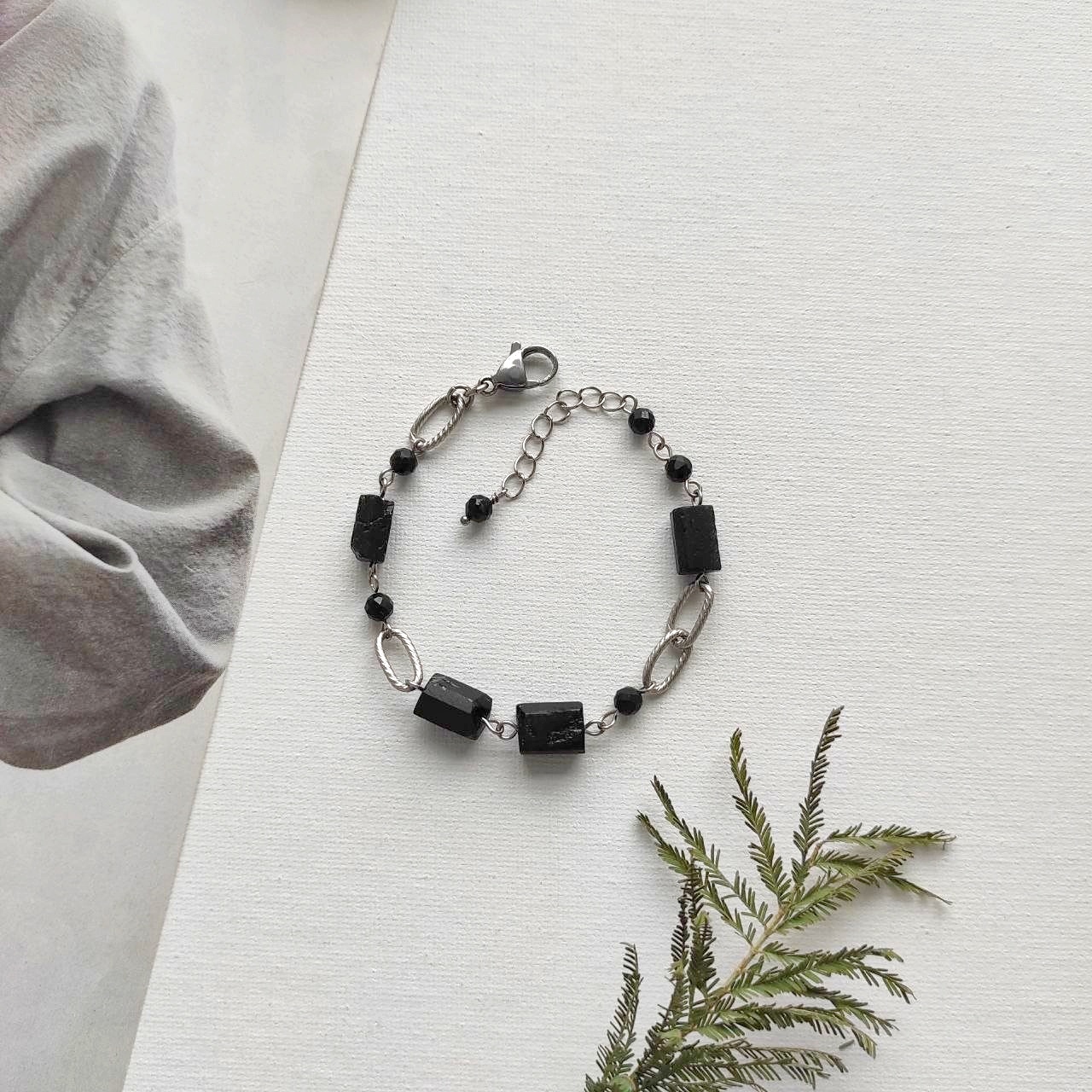 Браслет с черным турмалином ( шерл ), камни в форме столбиков