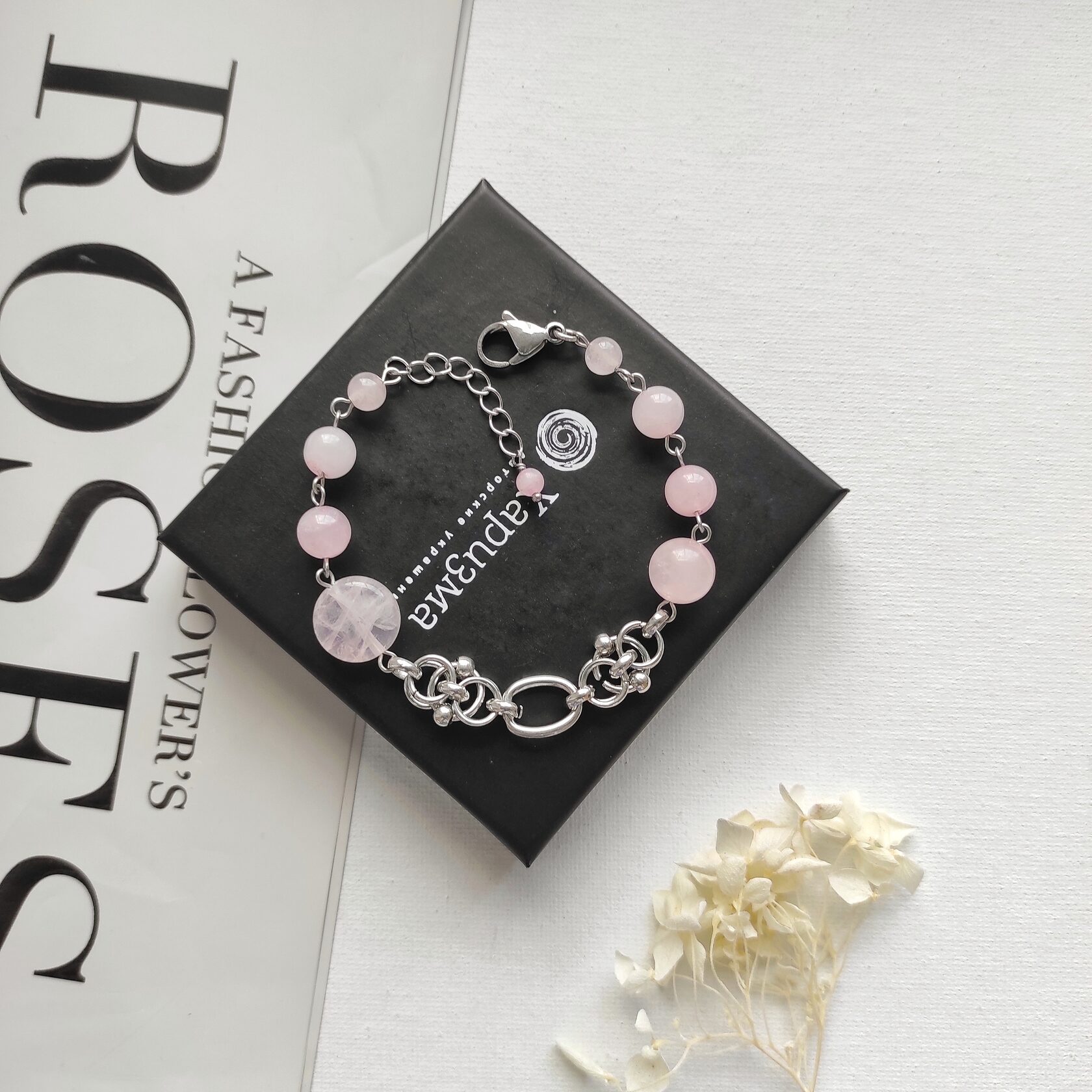 Браслет с розовым кварцем в фурнитуре из стали