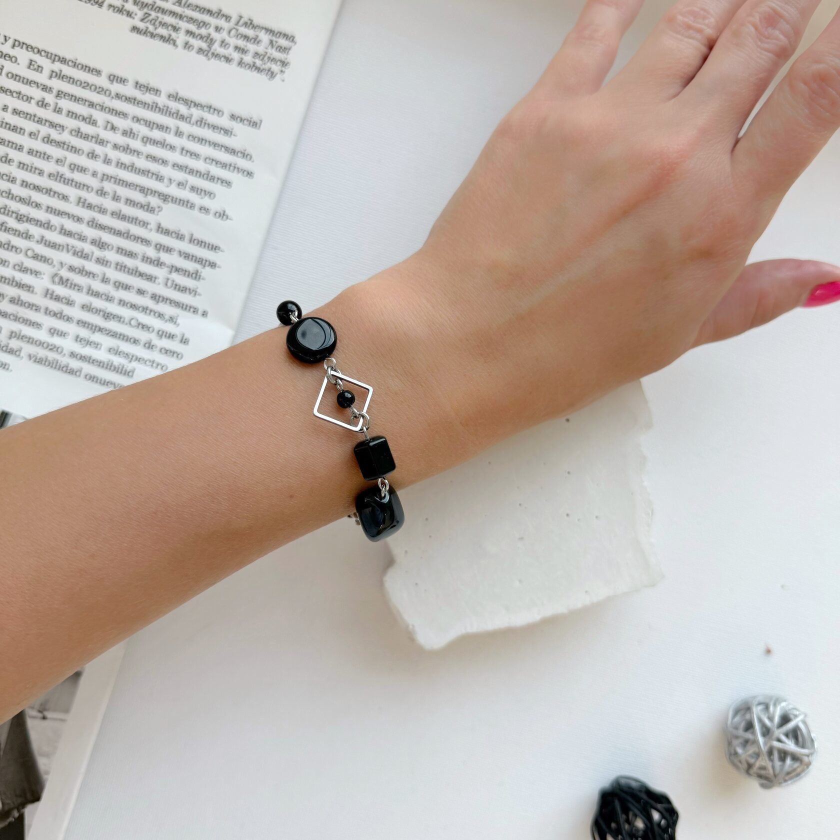 Браслет с чёрным агатом в фурнитуре из стали