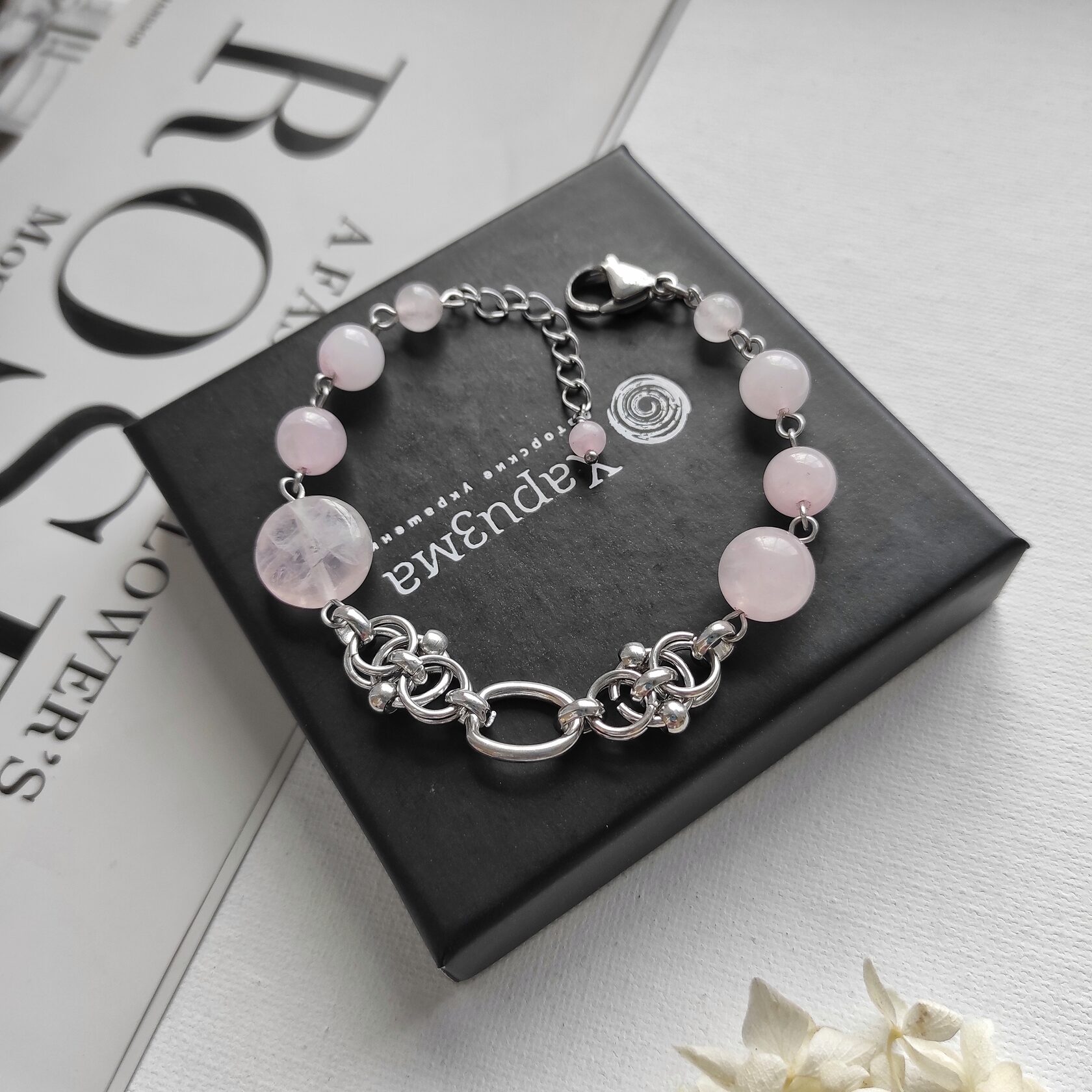 Браслет с розовым кварцем в фурнитуре из стали