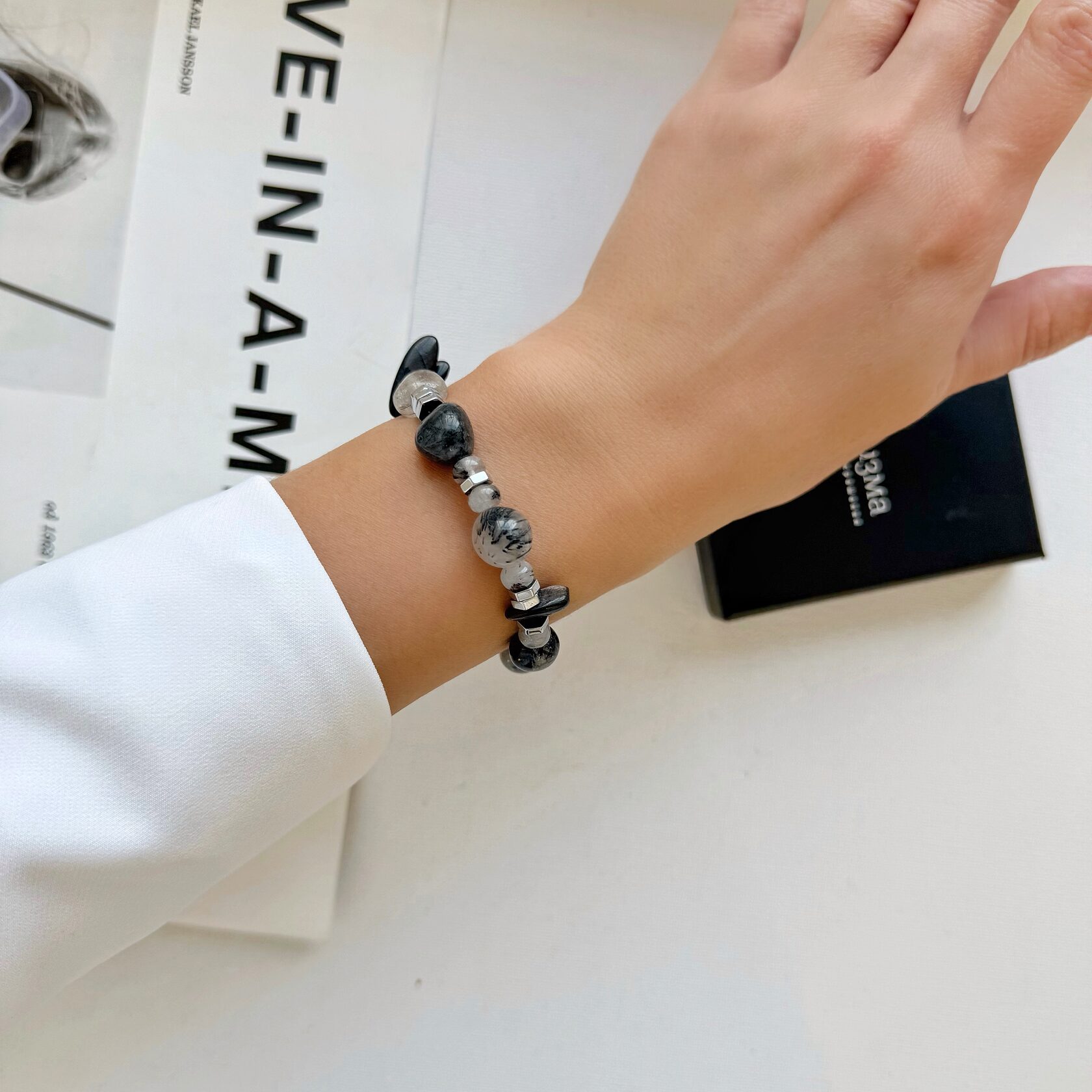 Браслет из турмалинового кварца, гиперстена, гематита и горного хрусталя