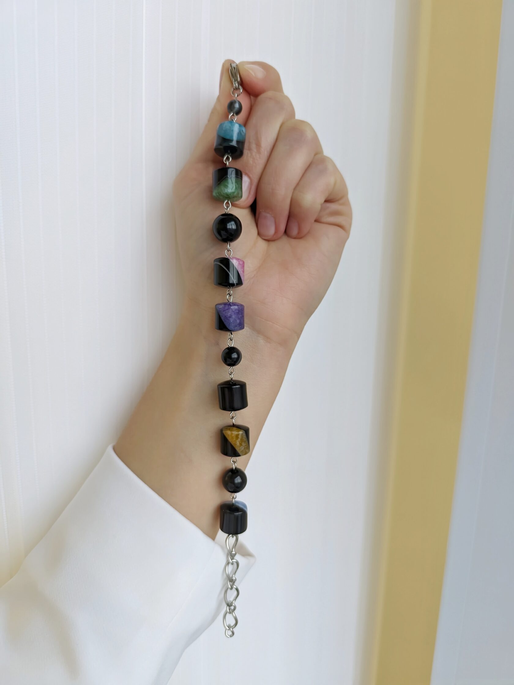 Цветной браслет из бочонков агата с включением кварца