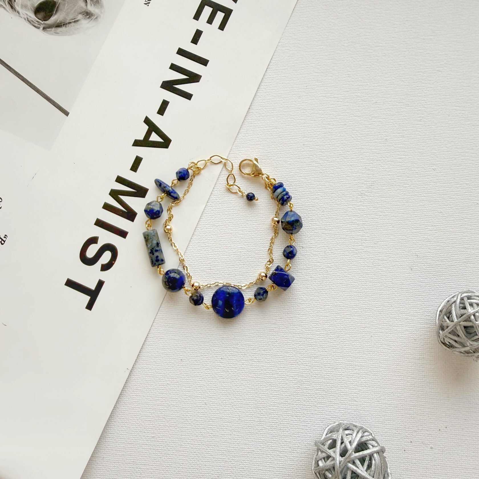 Браслет из лазурита, камни разной формы в позолоченной фурнитуре