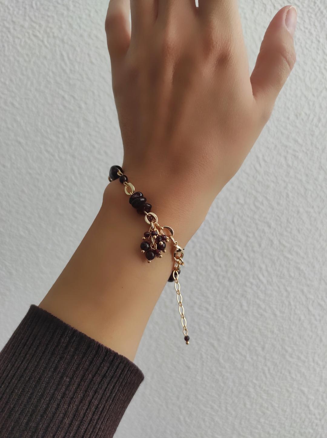 Браслет с гранатами и кисточкой уценка