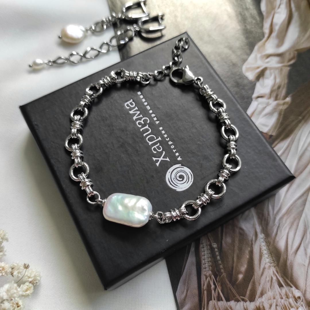 Браслет с барочной жемчужиной в белом металле