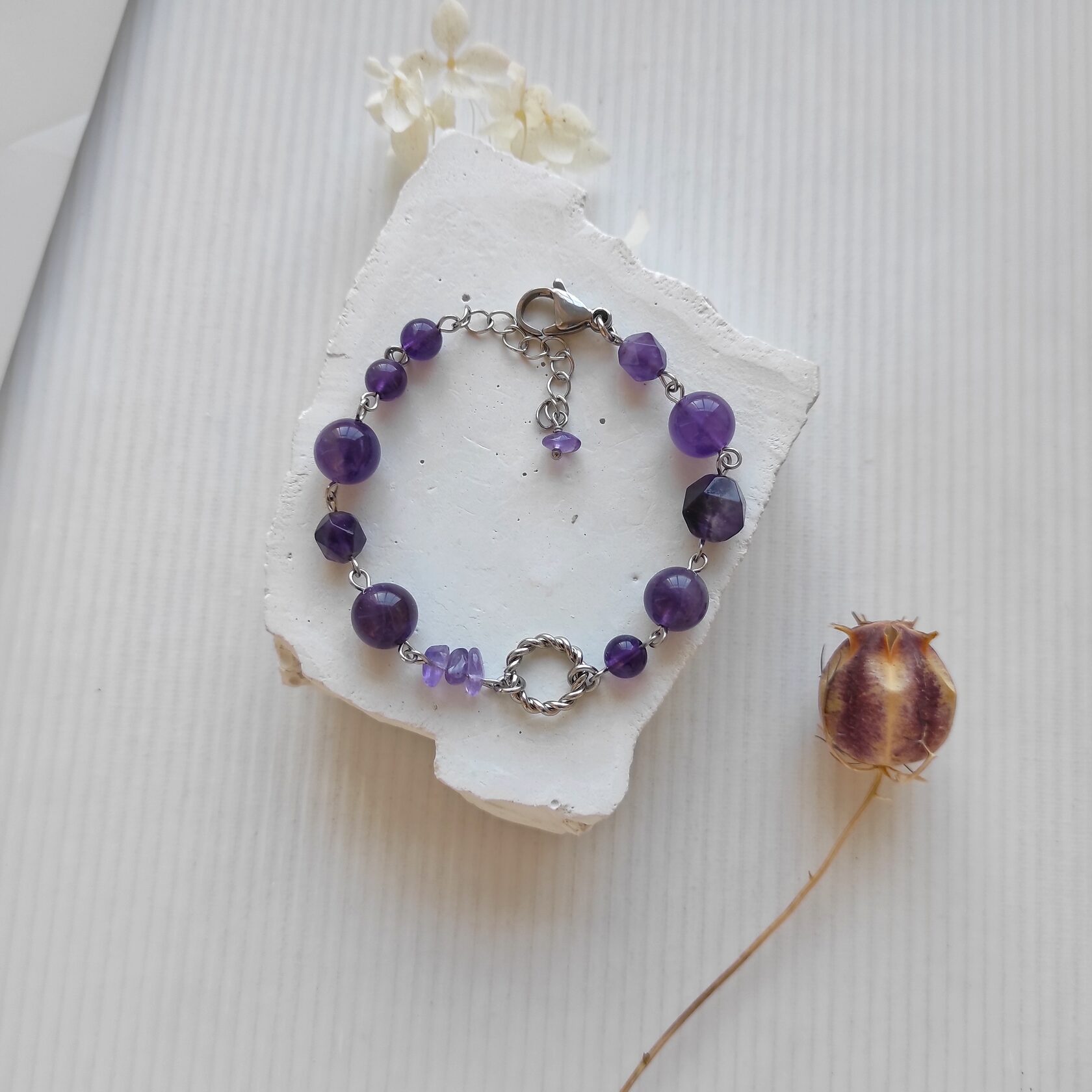 Браслет из аметистов в фурнитуре из стали