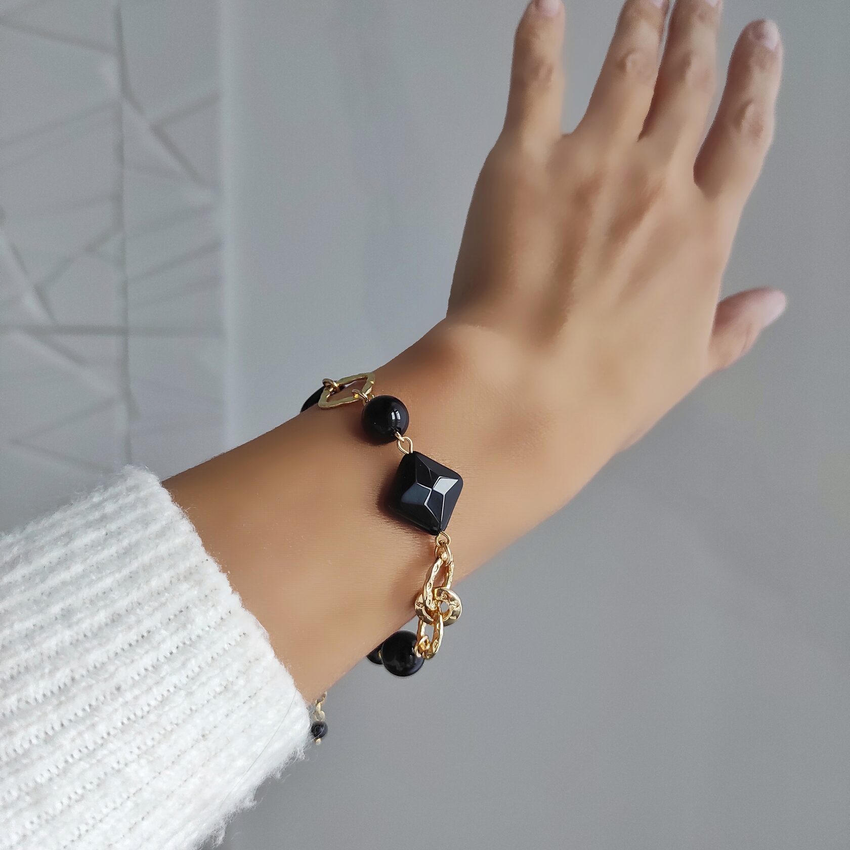 Браслет с чёрным агатом ромб в позолоченной фурнитуре