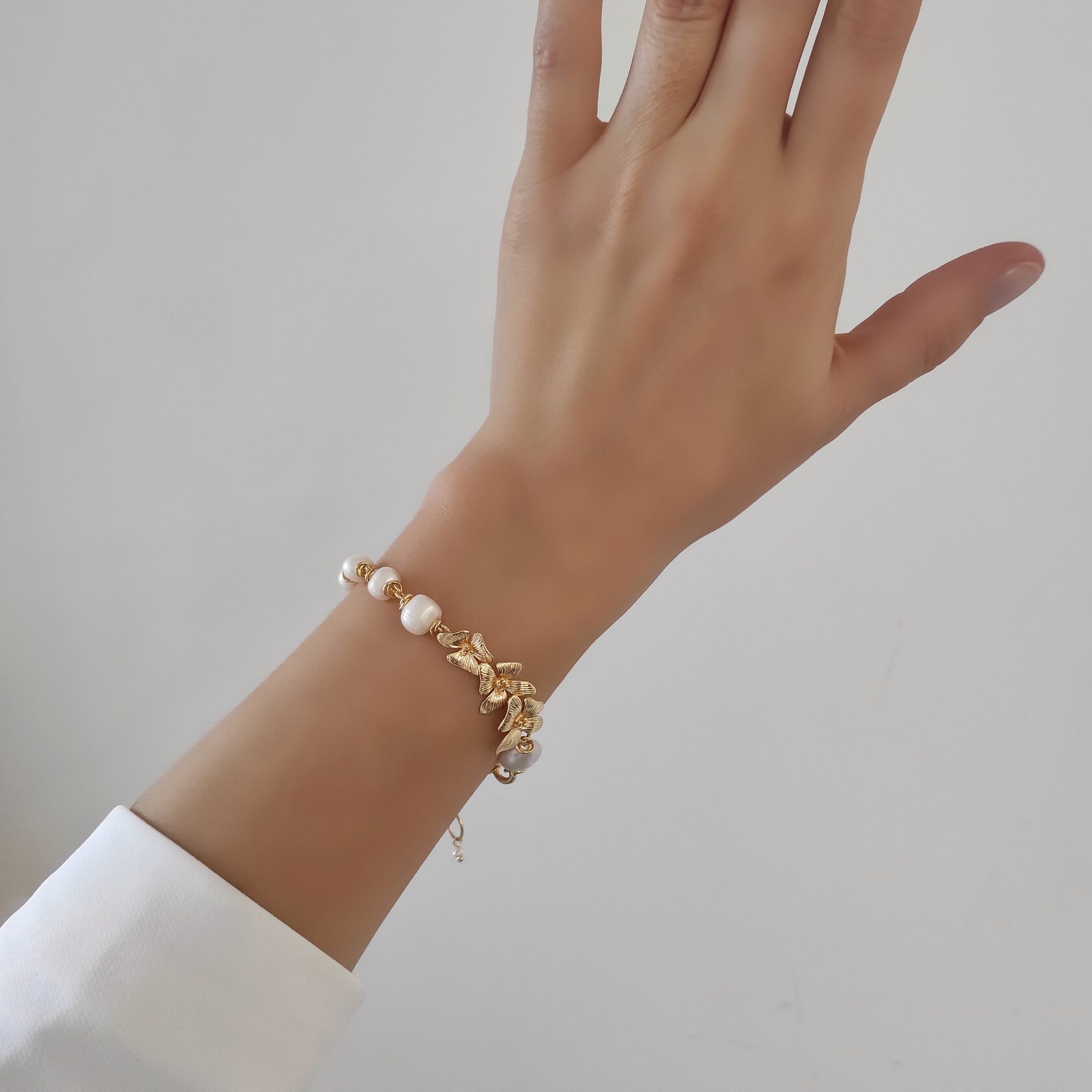 Браслет с жемчугом и орхидеями в позолоченной фурнитуре Уценка