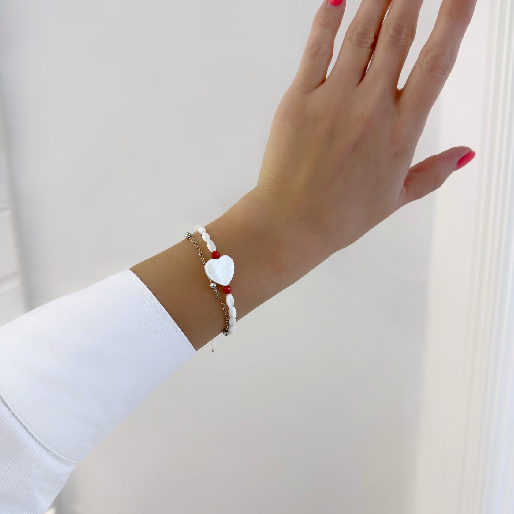 Браслет с сердечком из перламутра и красным кораллом
