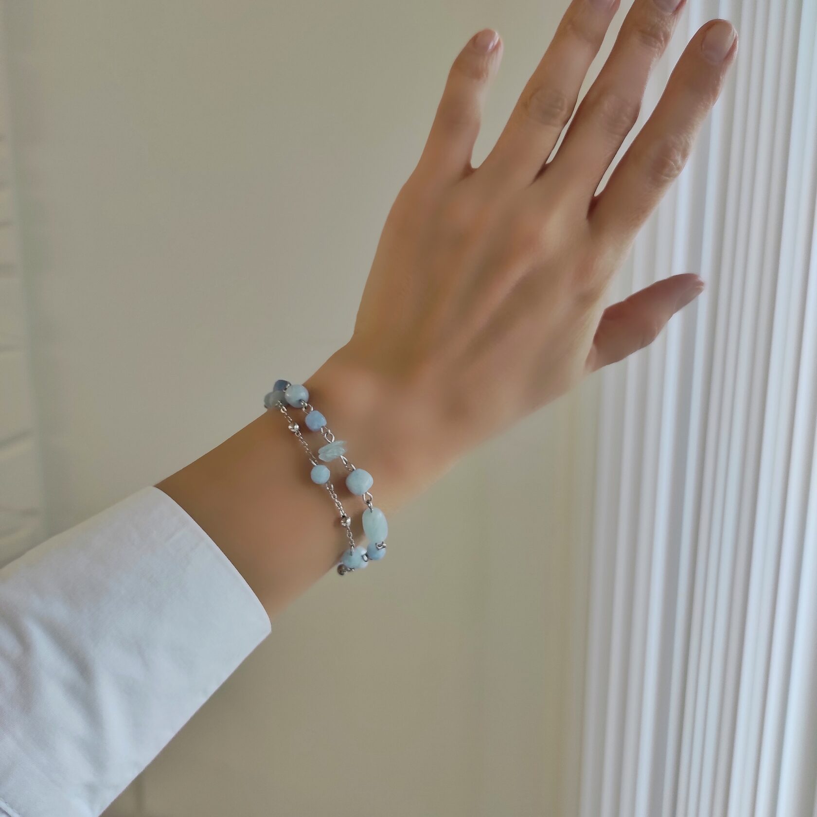 Браслет из аквамарина, камни разной формы