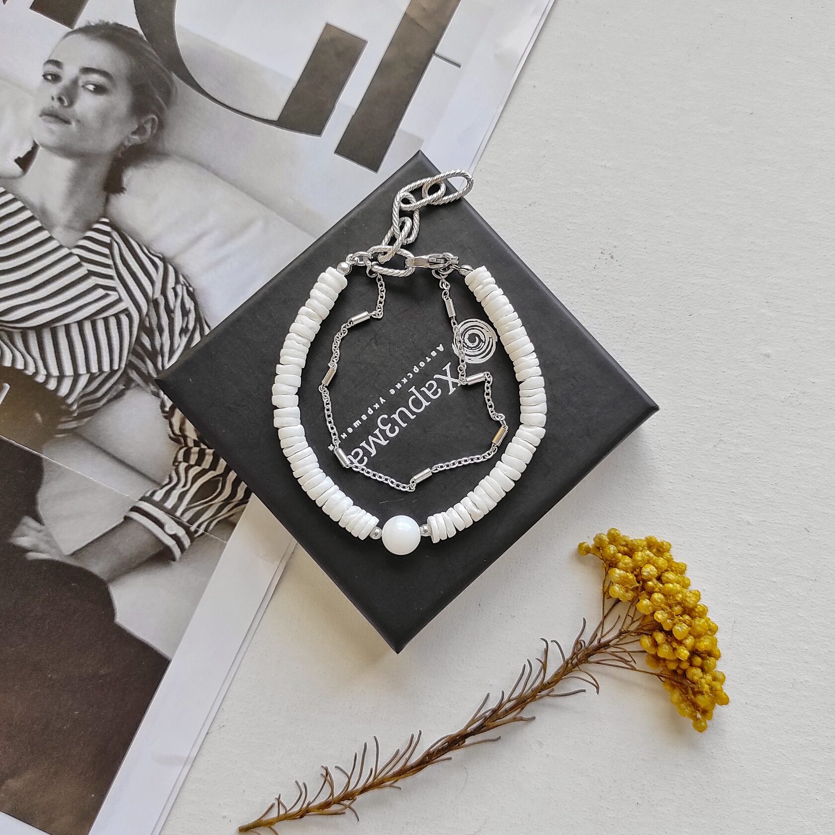 Браслет с белым кораллом и перламутром с цепочкой