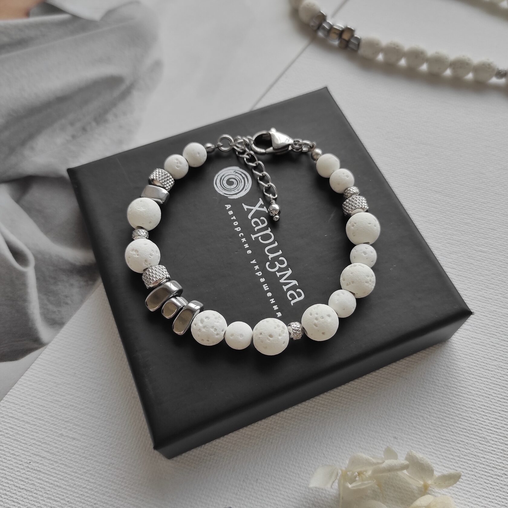 Браслет из белого вулканита, серебристого гематита