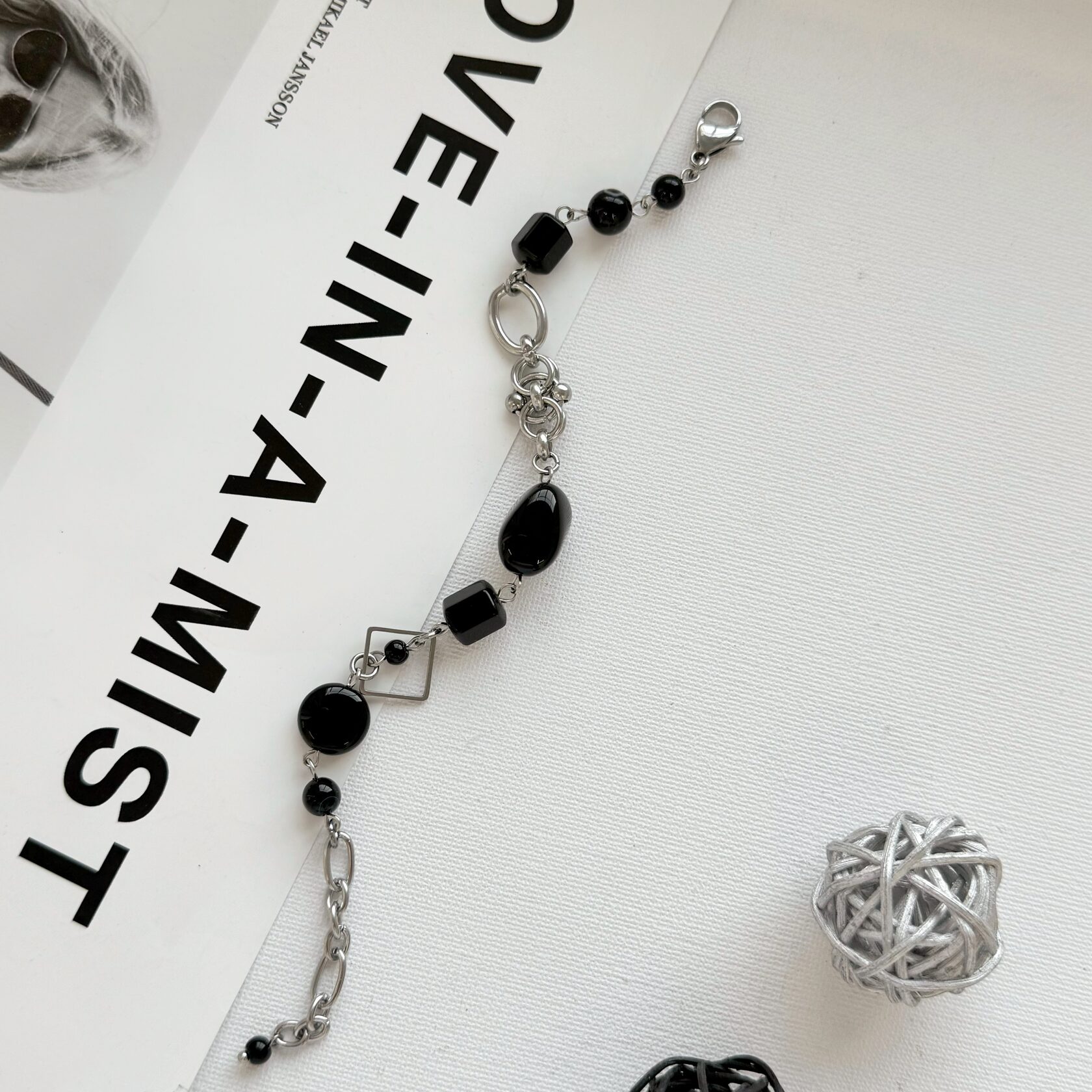 Браслет с чёрным агатом в фурнитуре из стали