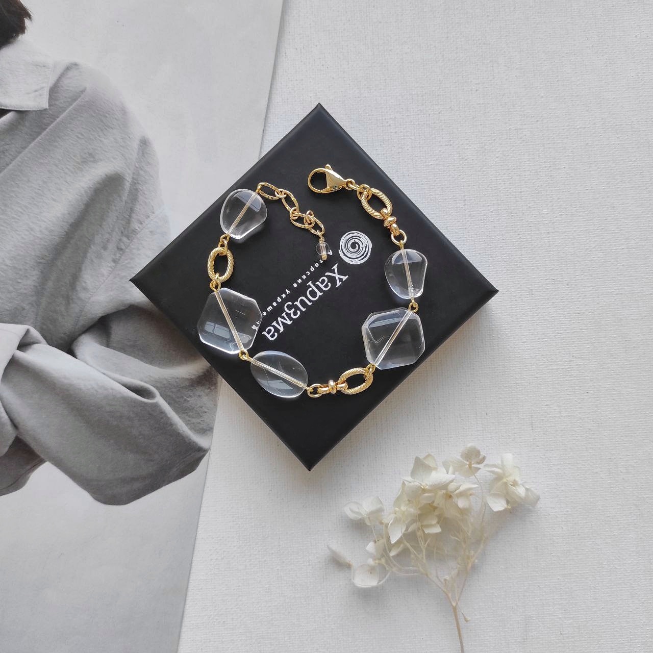 Браслет с горным хрусталем и позолоченными элементами