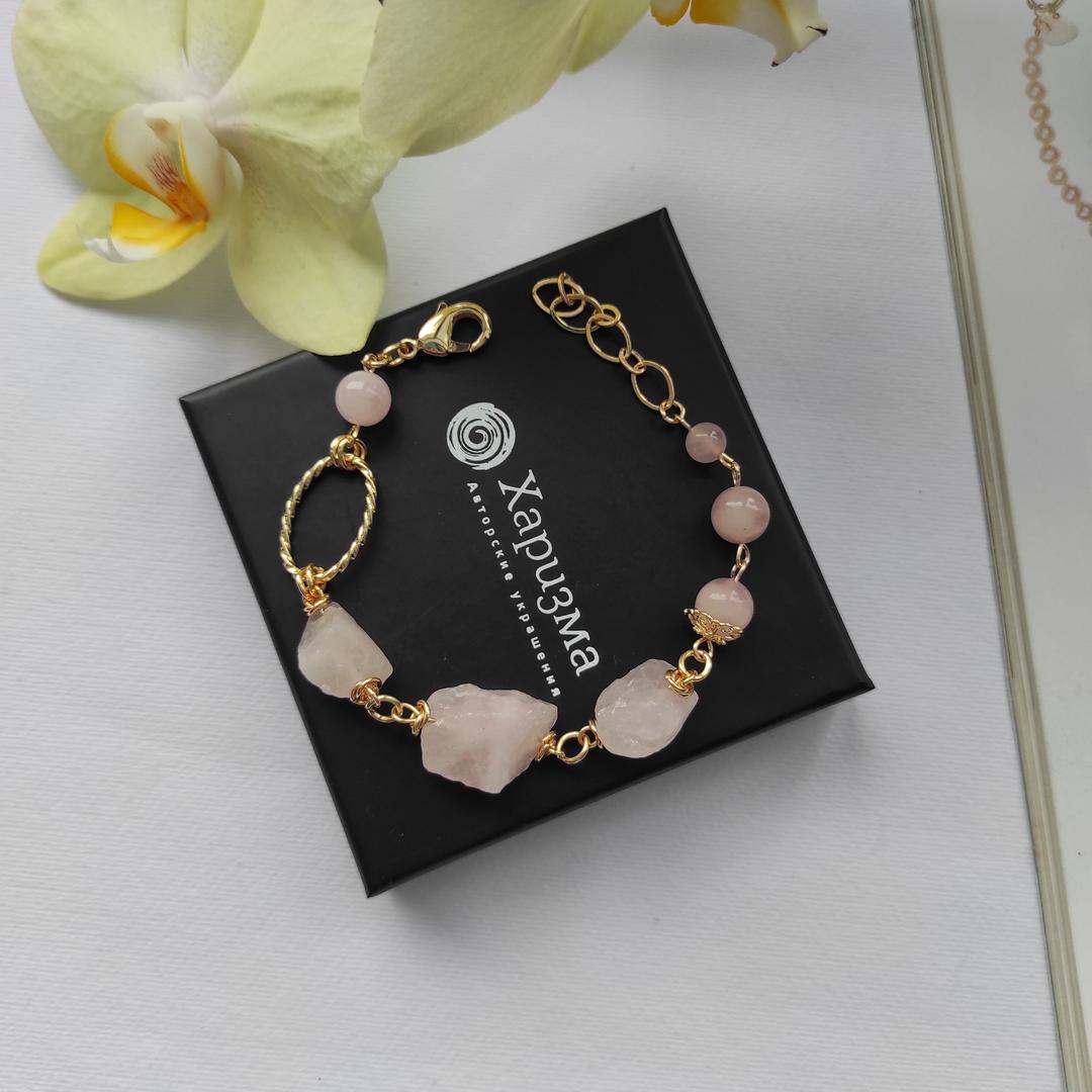 Браслет с необработанным розовым кварцем в позолоченной фурнитуре