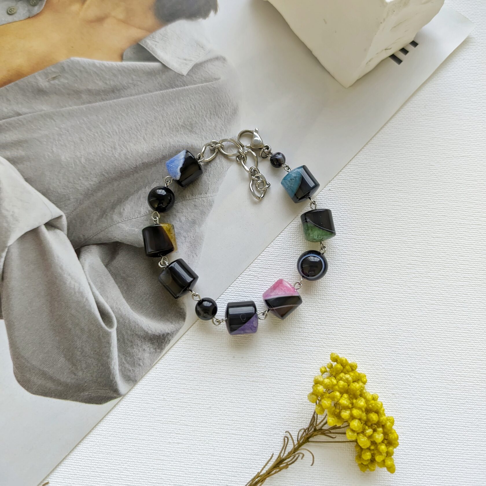 Цветной браслет из бочонков агата с включением кварца Уценка