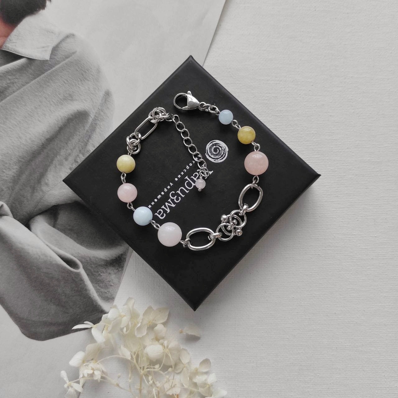 Браслет с кварцем пастельных оттенков: розовый, голубой, зелёный