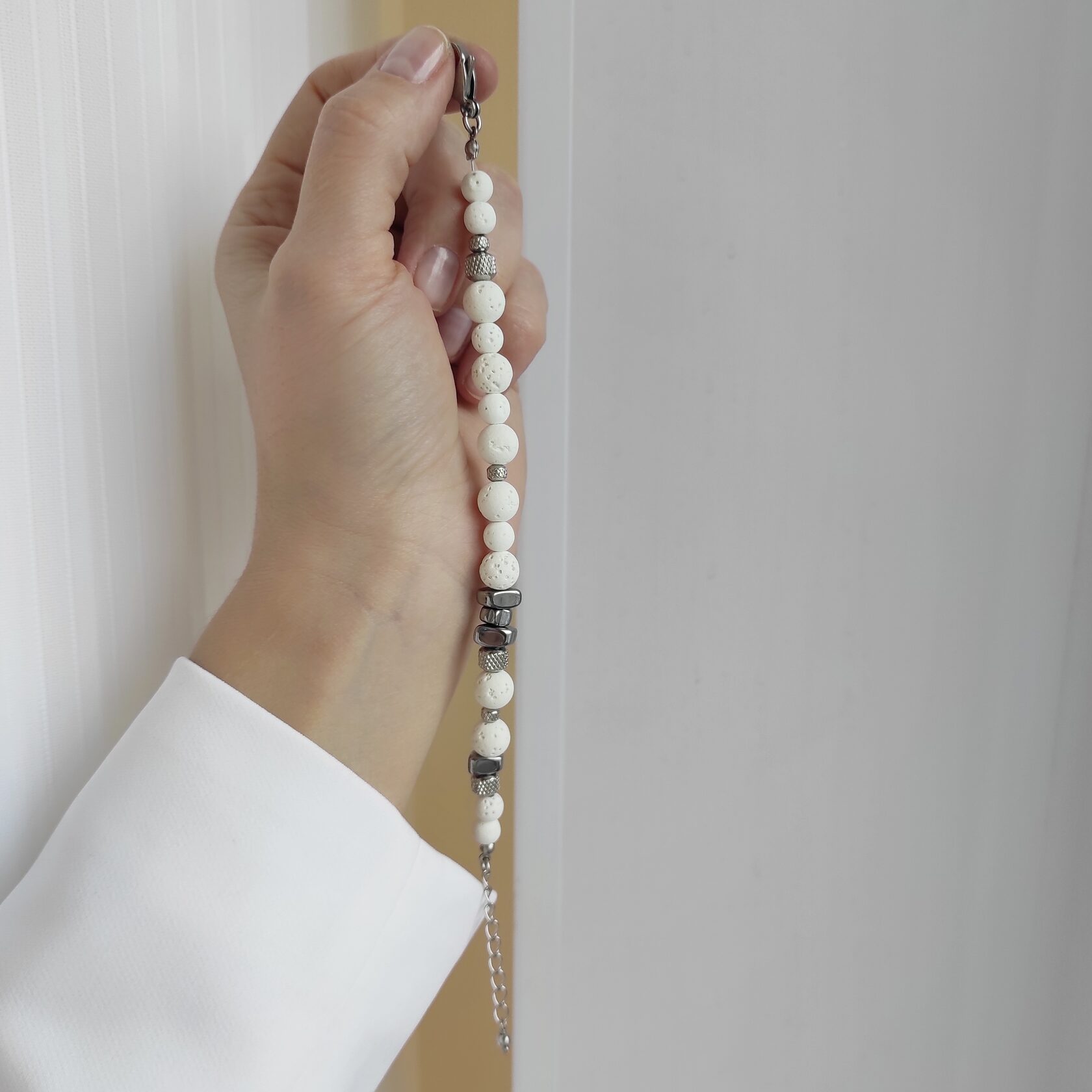 Браслет из белого вулканита, серебристого гематита