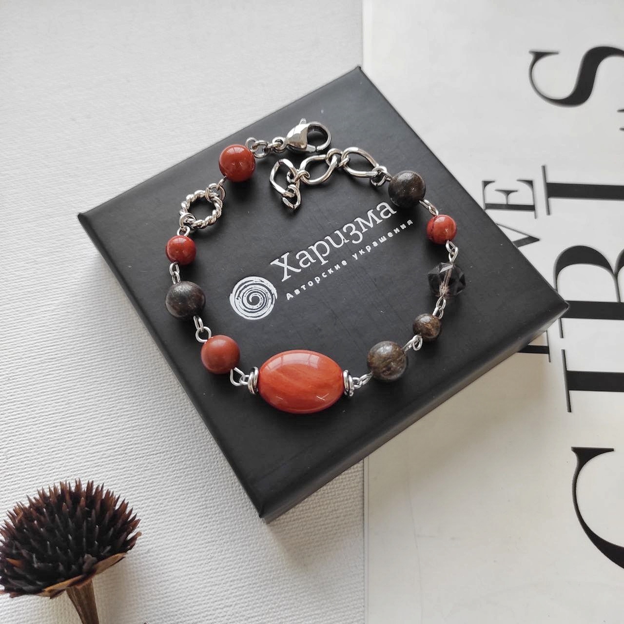 Браслет с красной яшмой и бронзитом