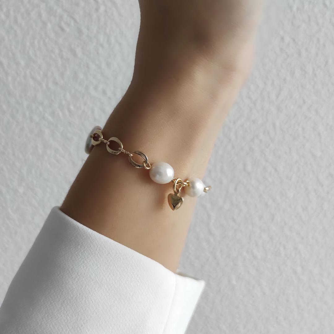 Браслет с барочным жемчугом и сердечком в позолоченой фурнитуре
