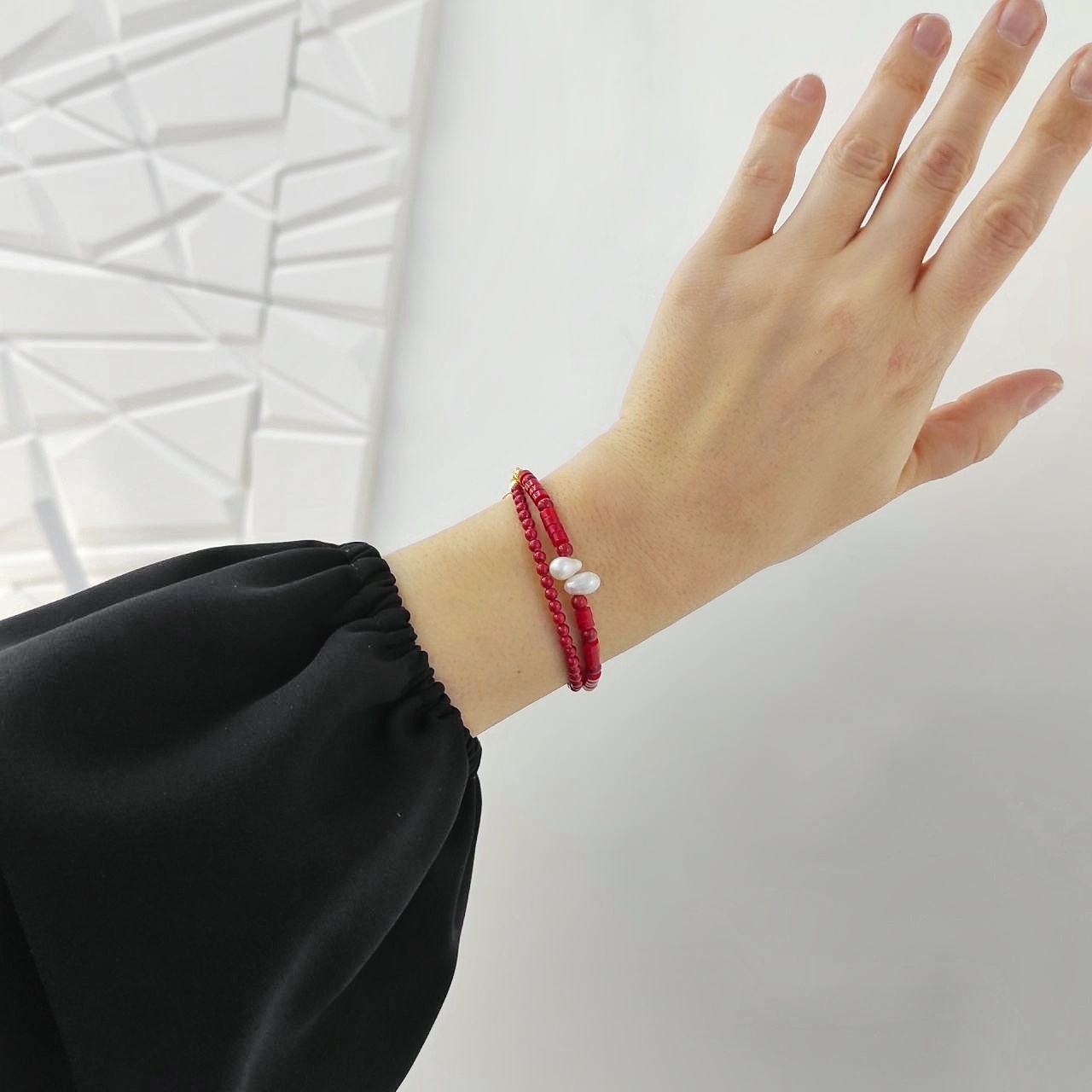 Браслет в 2 слоя красного цвета с натуральным жемчугом