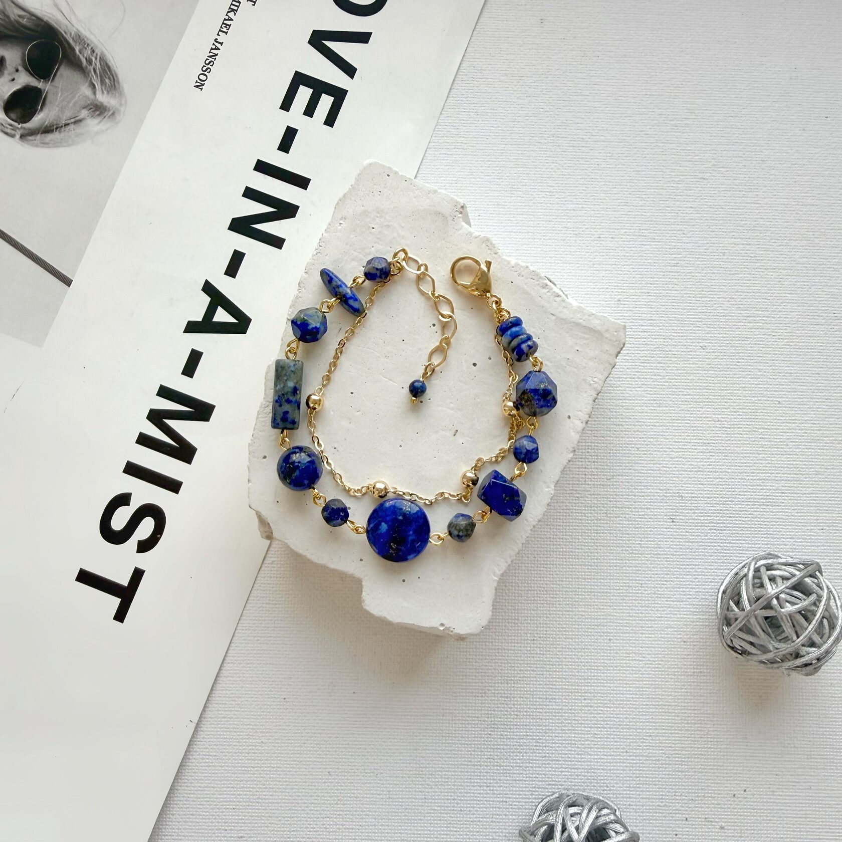 Браслет из лазурита, камни разной формы в позолоченной фурнитуре