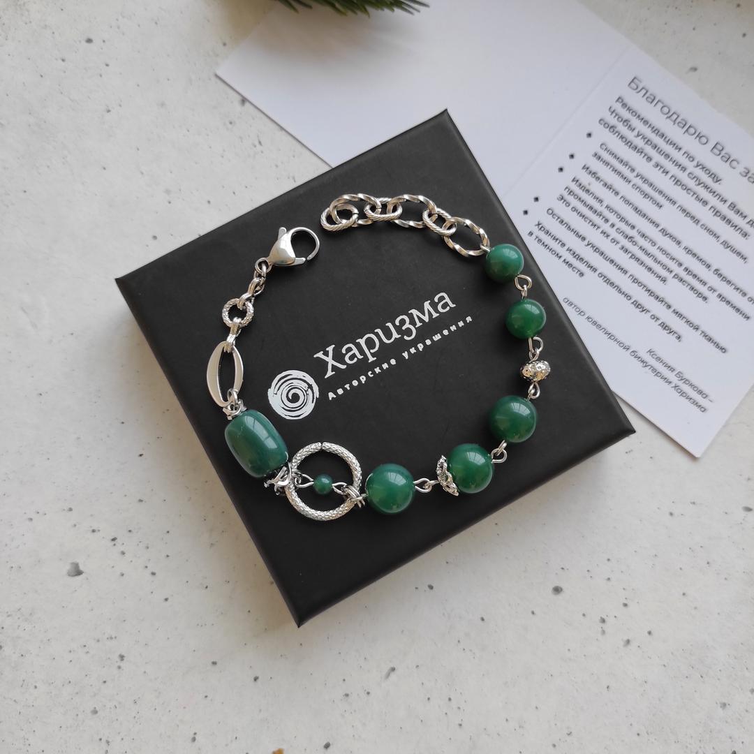 Браслет с зелёным агатом в белом металле