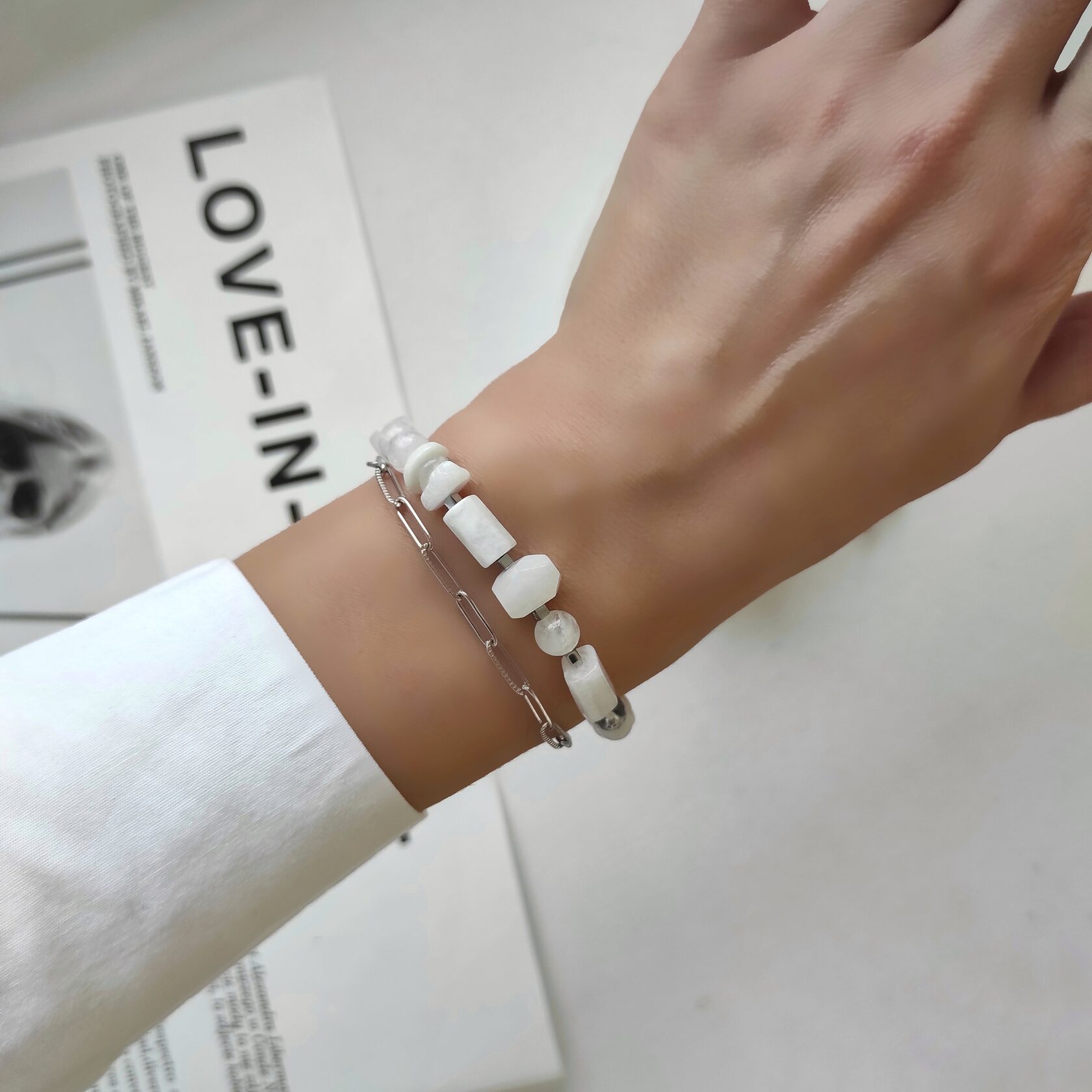 Браслет из натурального лунного камня в фурнитуре из стали