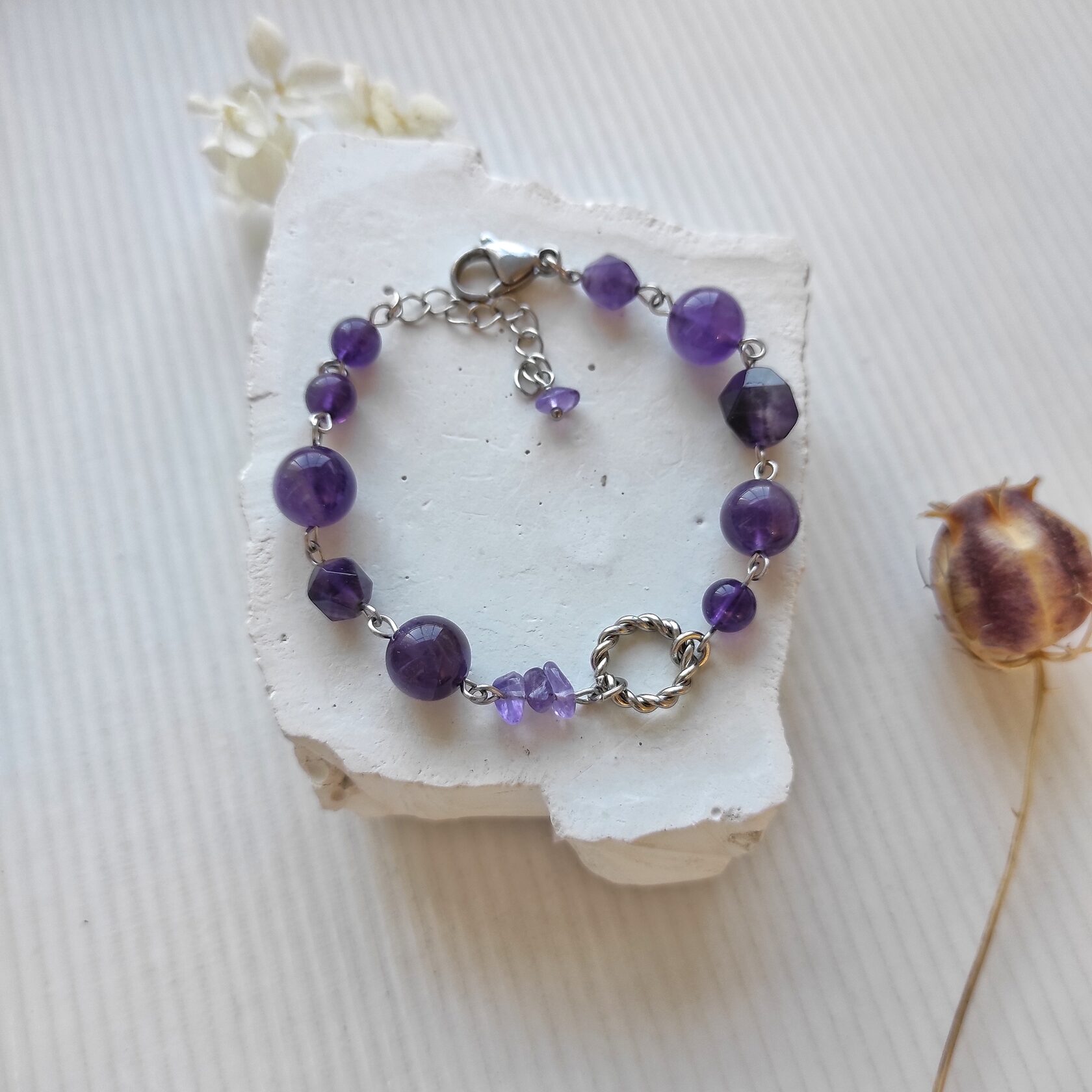 Браслет из аметистов в фурнитуре из стали