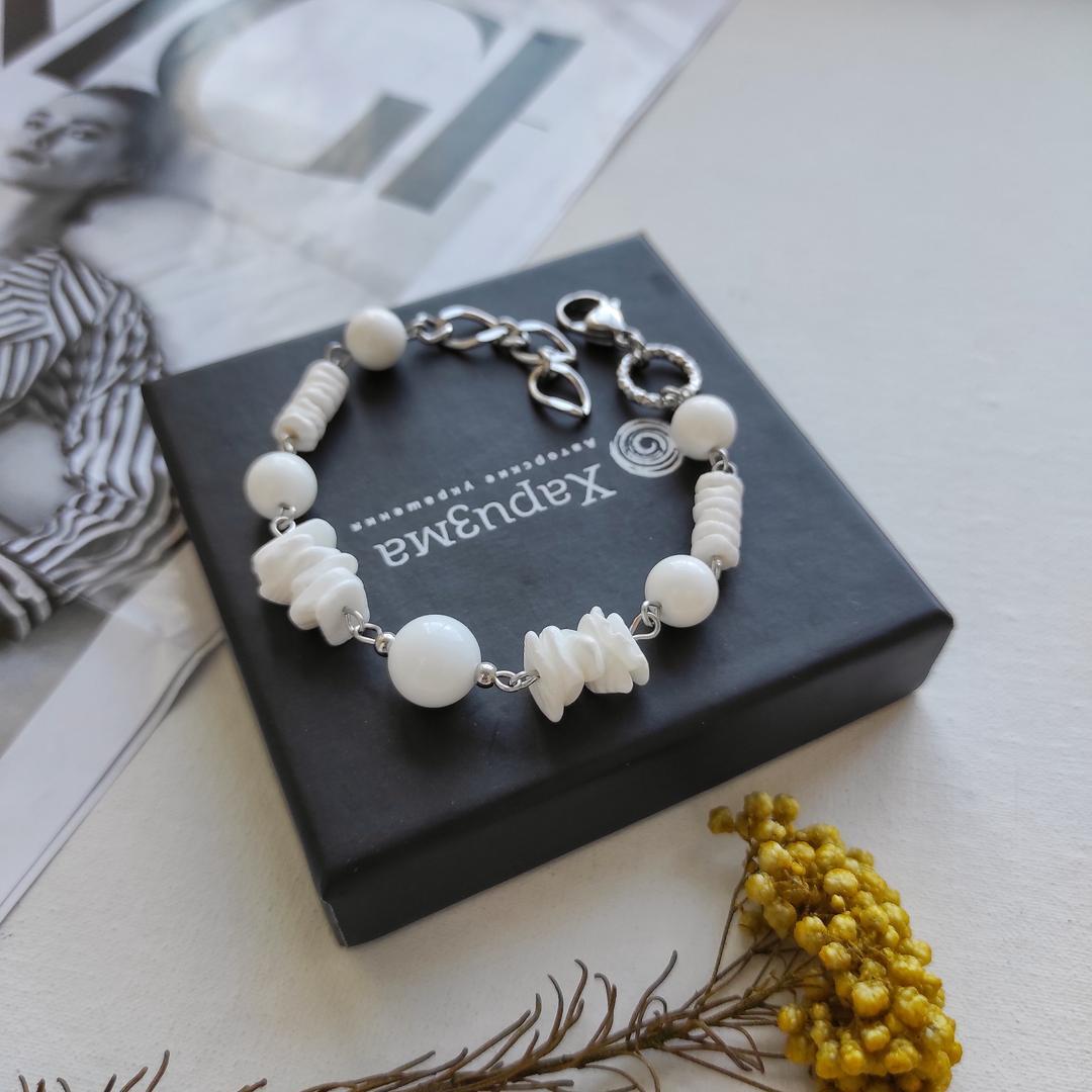 Браслет с белым кораллом и перламутром Тридакна