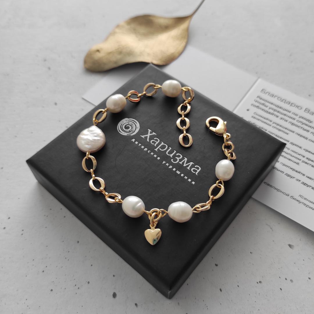 Браслет с барочным жемчугом и сердечком в позолоченой фурнитуре