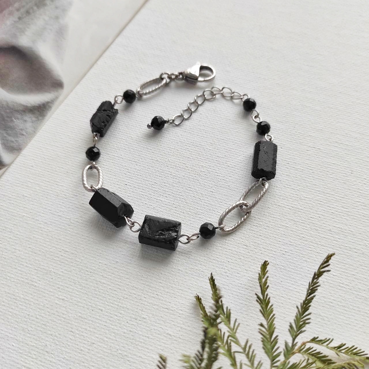 Браслет с черным турмалином ( шерл ), камни в форме столбиков