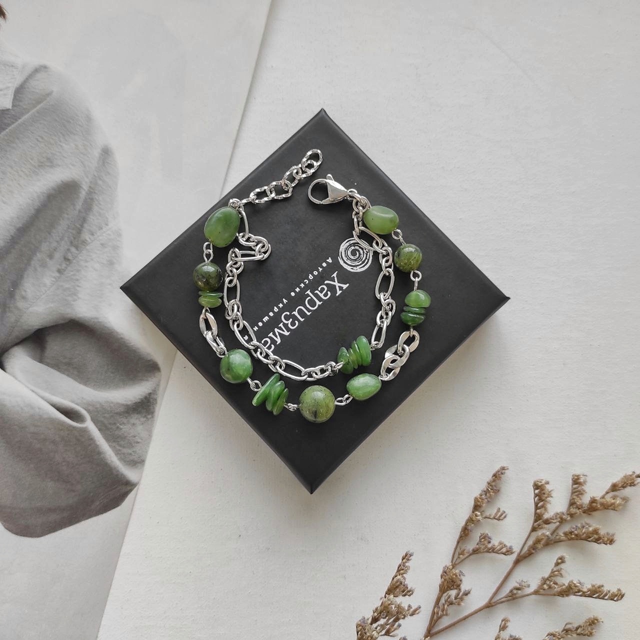 Браслет из нефрита в фурнитуре из стали