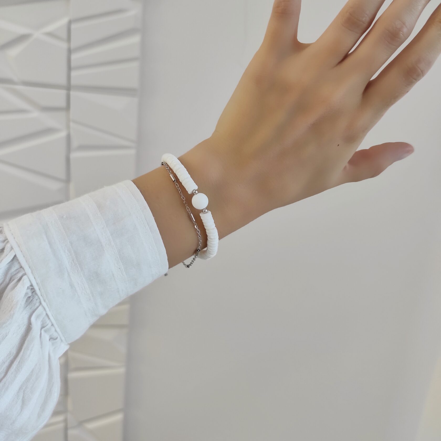 Браслет с белым кораллом и перламутром с цепочкой