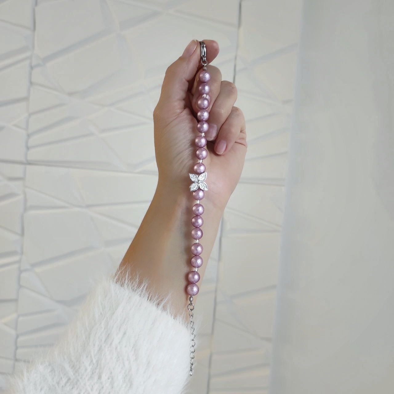 Браслет из лилового хлопкового жемчуга с кулоном клевер
