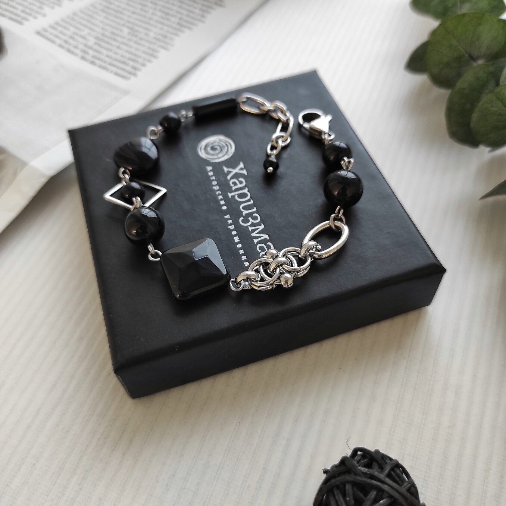 Браслет с чёрным агатом ромб в фурнитуре из стали