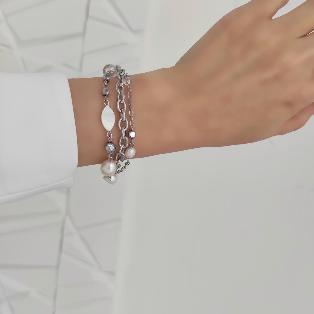Многослойный браслет с барочным жемчугом и цепями