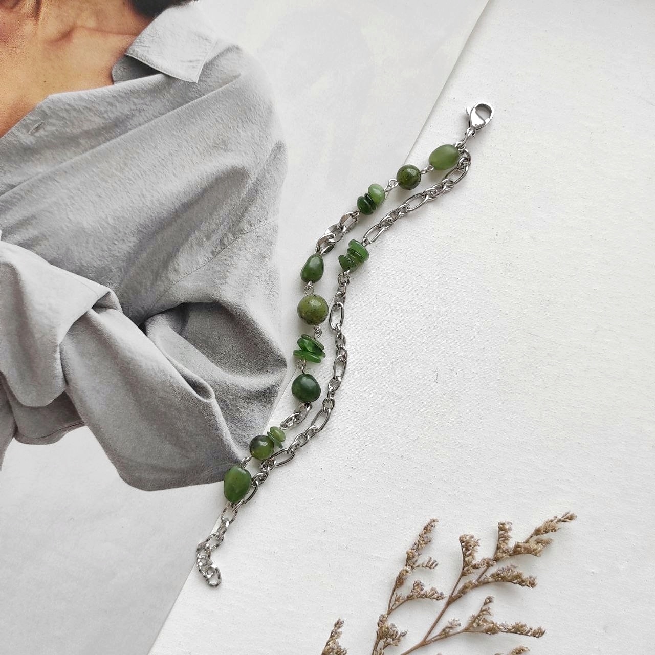 Браслет из нефрита в фурнитуре из стали