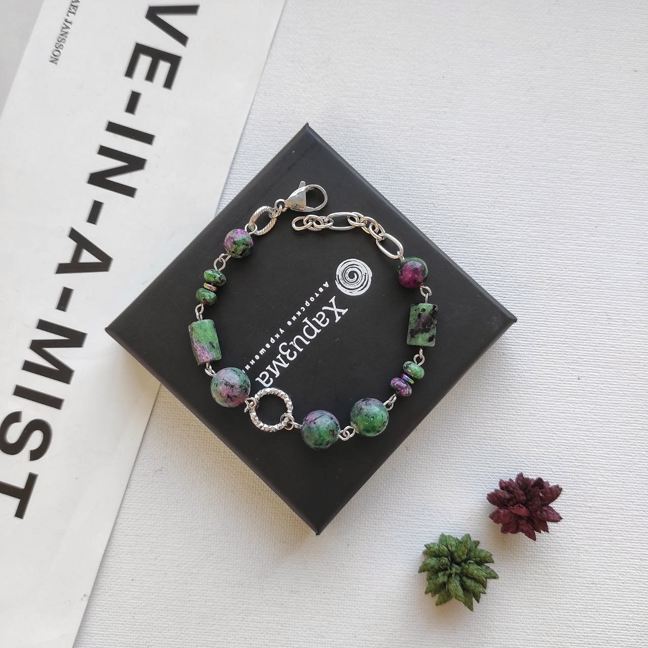 Браслет из цоизита в фурнитуре из стали