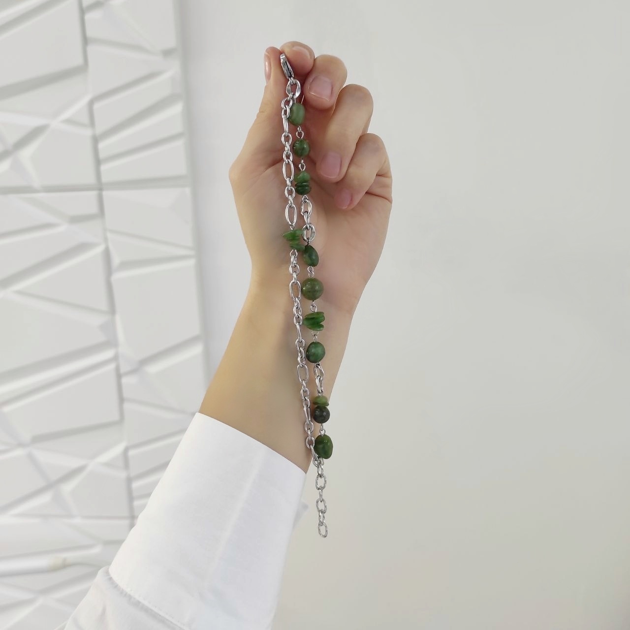 Браслет из нефрита в фурнитуре из стали