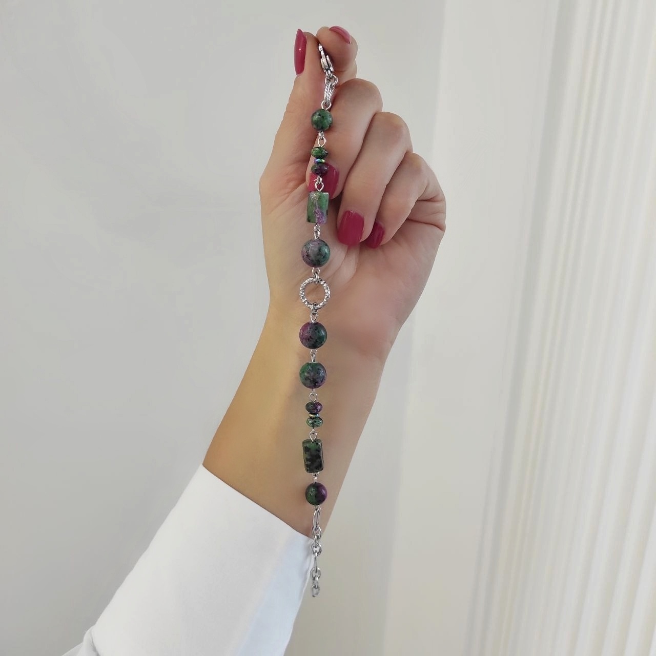 Браслет из цоизита в фурнитуре из стали