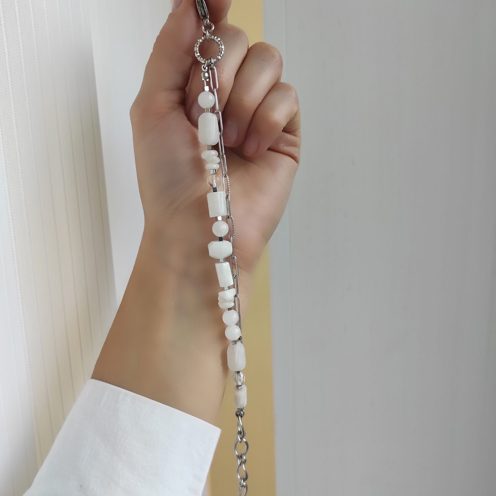 Браслет из натурального лунного камня в фурнитуре из стали