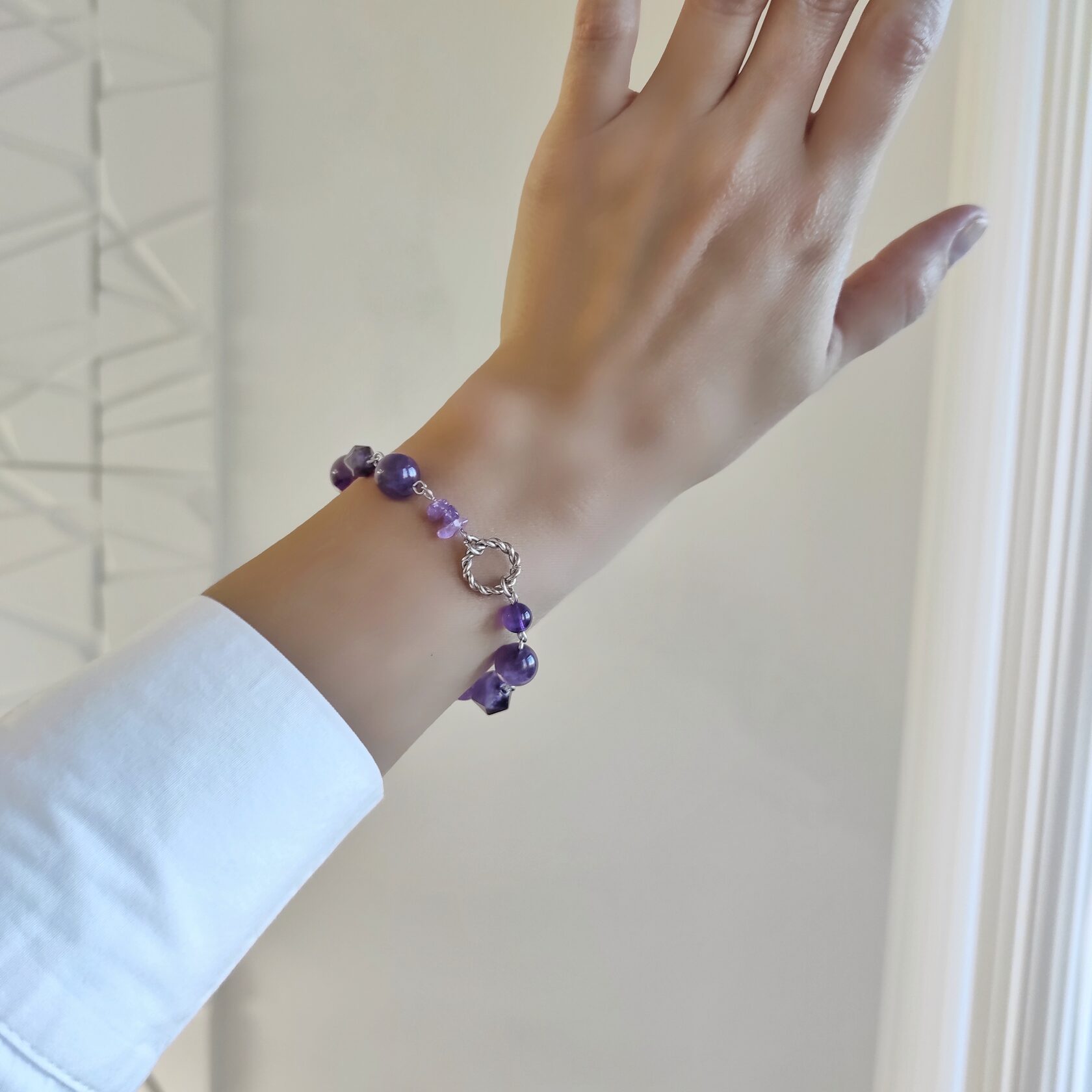 Браслет из аметистов в фурнитуре из стали