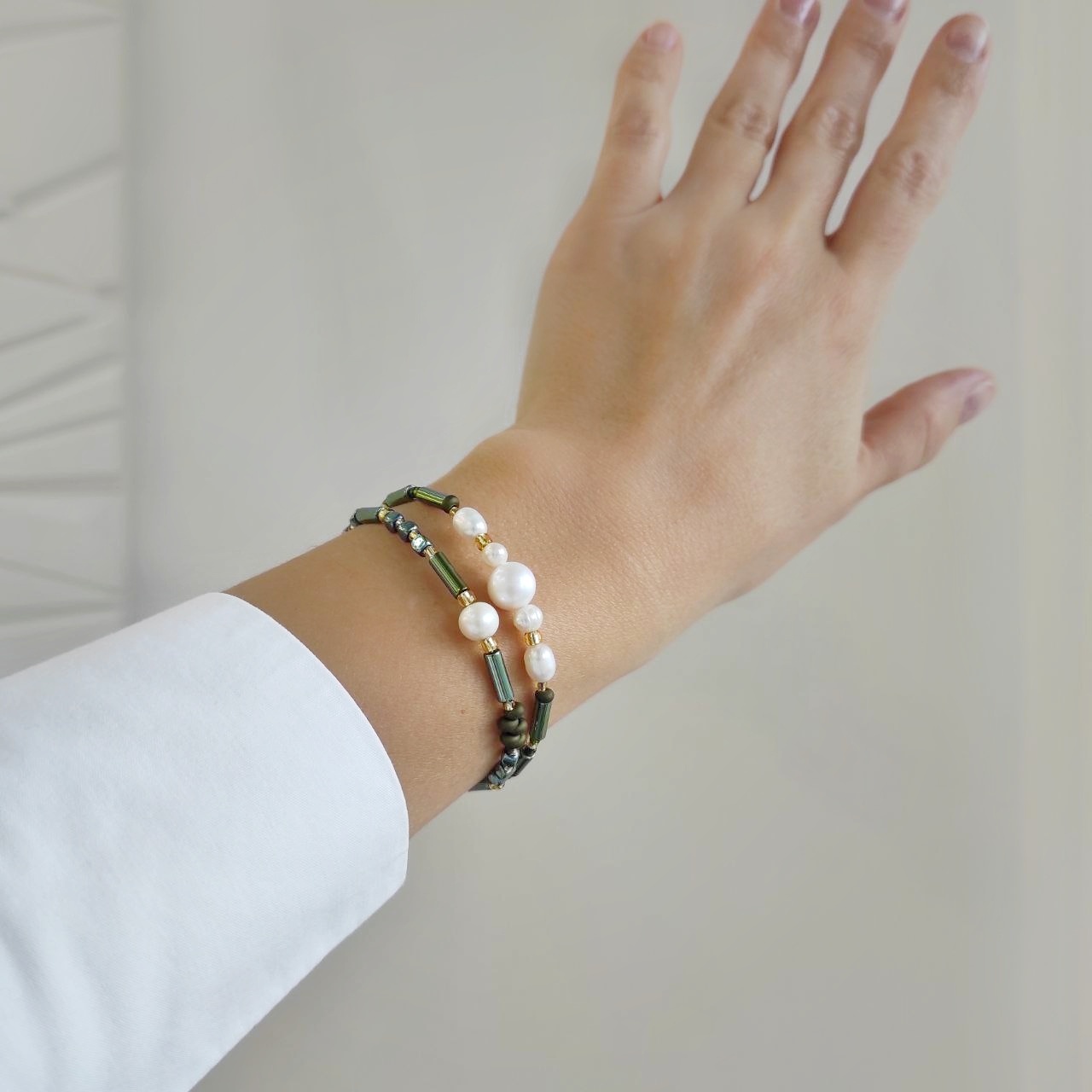 Браслет из жемчуга и гематита зелёные оттенки
