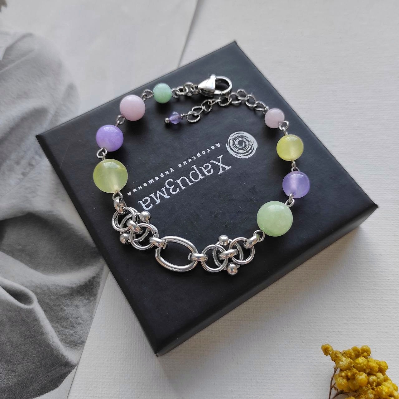 Браслет с кварцем пастельных оттенков: жёлтый, лавандовый, розовый, зелёный