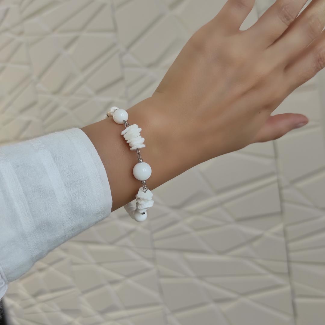 Браслет с белым кораллом и перламутром Тридакна