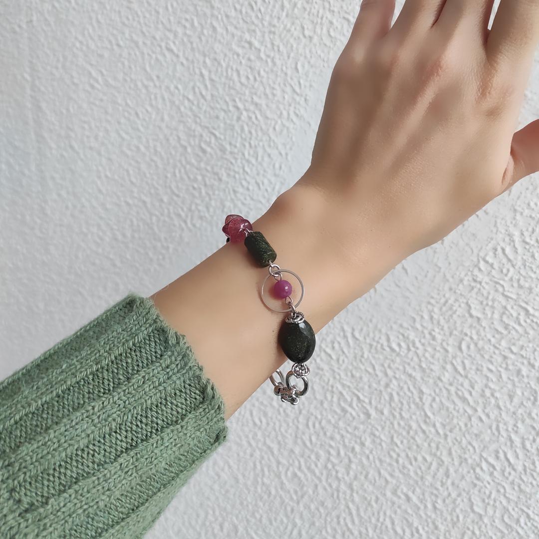 Браслет в темно - зелёных, малиновых оттенках